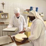 Sœur Marie-Raphaële, responsable de la fabrication des hosties (à gauche), peut compter sur l'aide de Sœur Marie-Paule pour réaliser ce travail artisanal.